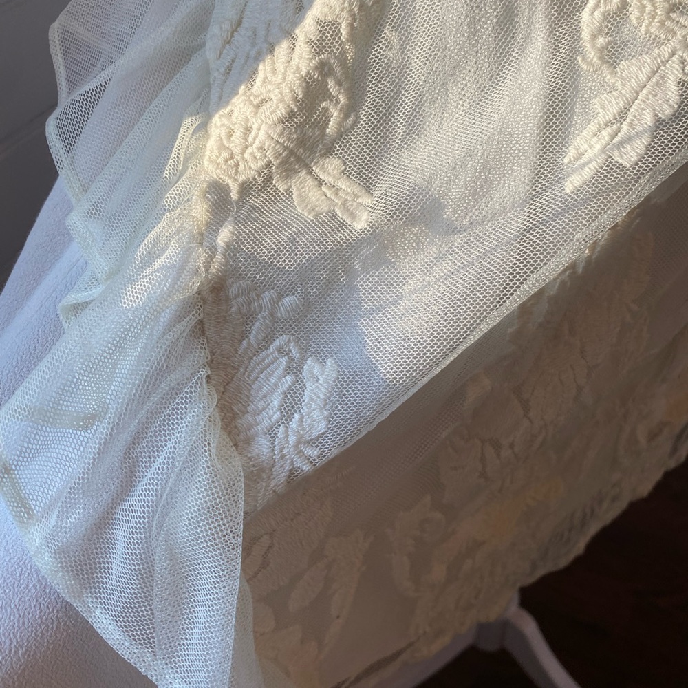 Madison Marcus Elegant Cream Lace Dress - Picture 4 of 9